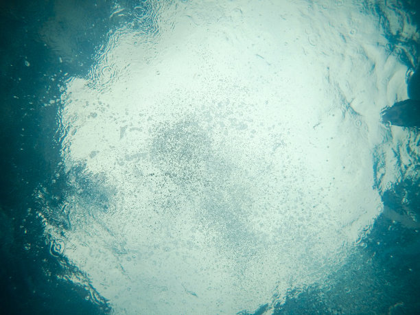 水下拍摄的气泡在清澈的水在一个游泳池图片下载