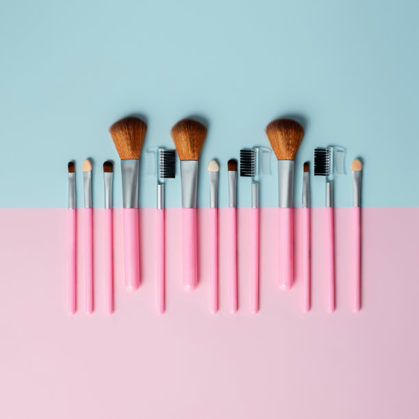 一套时尚化妆刷上粉彩和蓝色的背景图片下载