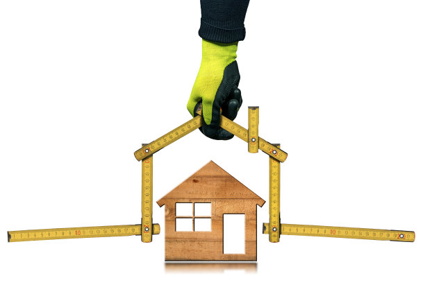 手与工作手套持有折叠尺房子形状图片下载