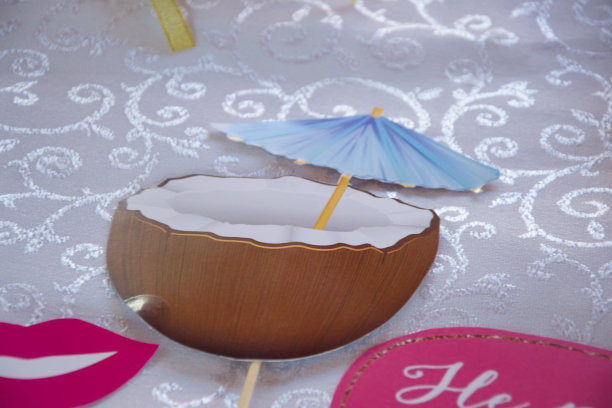 夏季热带派对概念，椰子顶部与白布在桌子上为派对，庆祝。水果短大衣图片下载