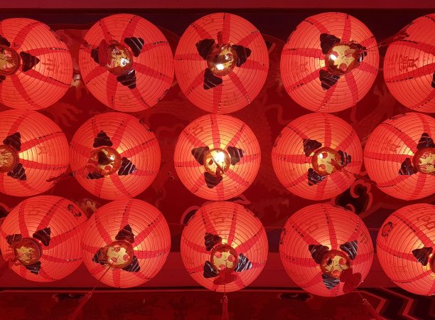 红灯笼装饰着神龛的天花板图片下载