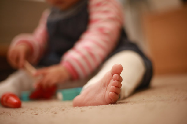 女孩玩过家家图片下载