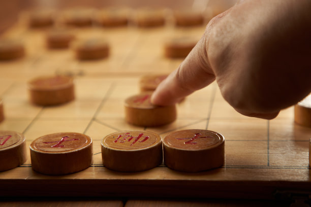 男子下象棋的特写图片下载