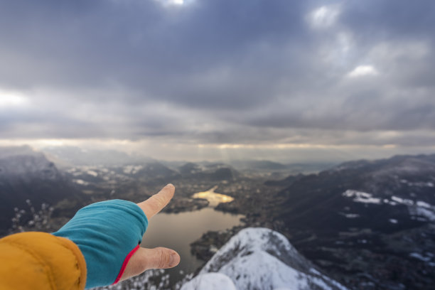 登山者在山上用手指明方向图片下载