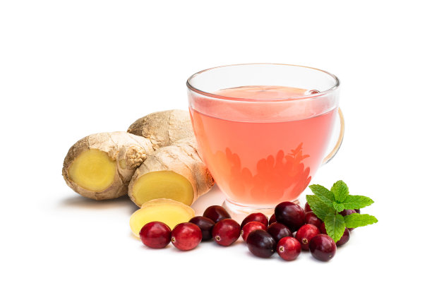 茶与生姜根和蔓越莓孤立在白色背景图片下载