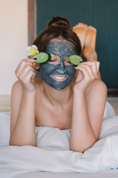 美丽的女人得到面部护理。图片下载