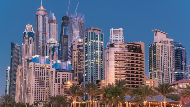 迪拜JBR朱美拉海滩住宅现代摩天大楼从白天到黑夜的延时摄影图片下载