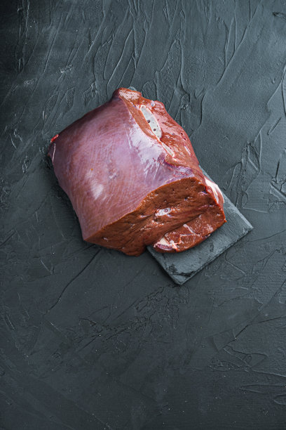 牛肉肝在黑色背景与拷贝空间图片下载