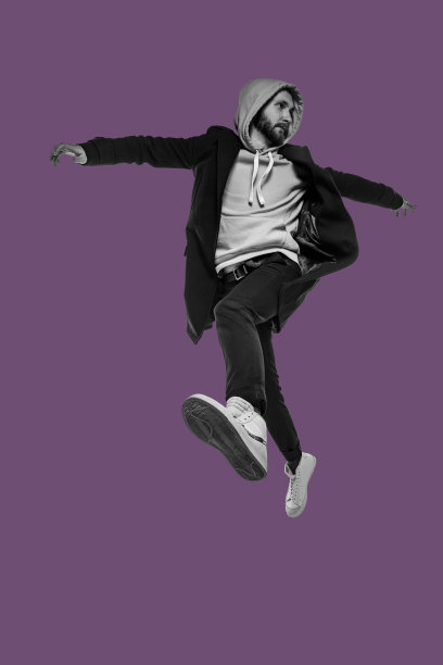 年轻男子的肖像孤立在紫色的背景。人类的情感。图片下载