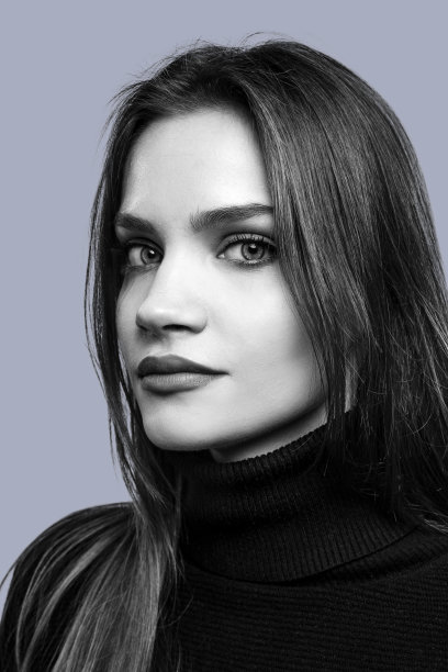 特写年轻美丽的女子女孩孤立在光背景。图片下载