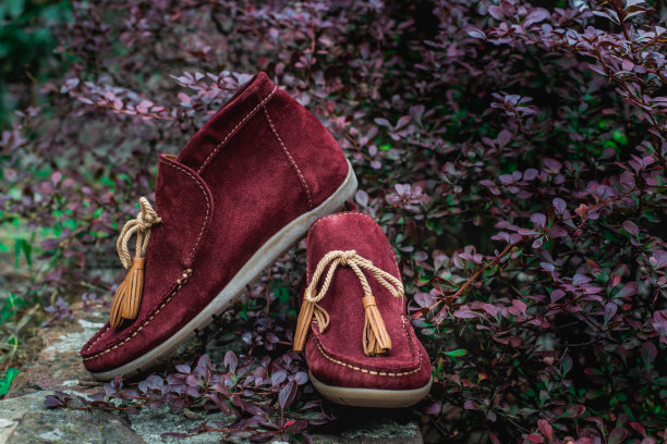 男鞋鹿皮鞋，樱桃色。街上的照片图片下载