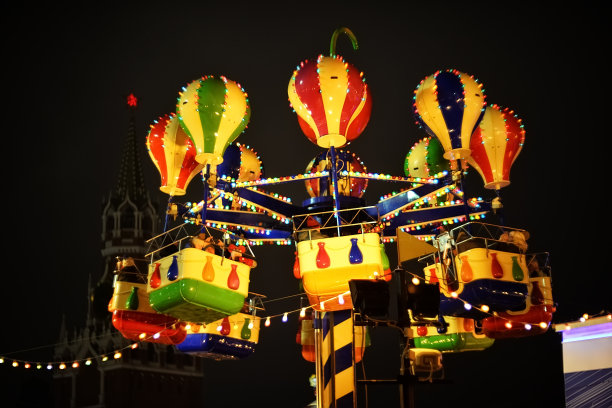 多色旋转木马失去焦点与新年散焦灯图片下载