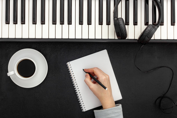 作曲家的书桌与合成器工作设置图片下载