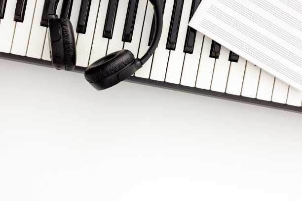 作曲家的书桌与合成器工作设置图片下载