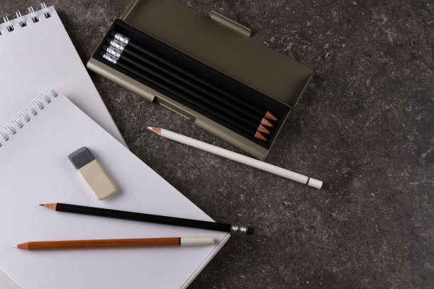 画板和铅笔在花岗岩纹理的桌子上图片下载