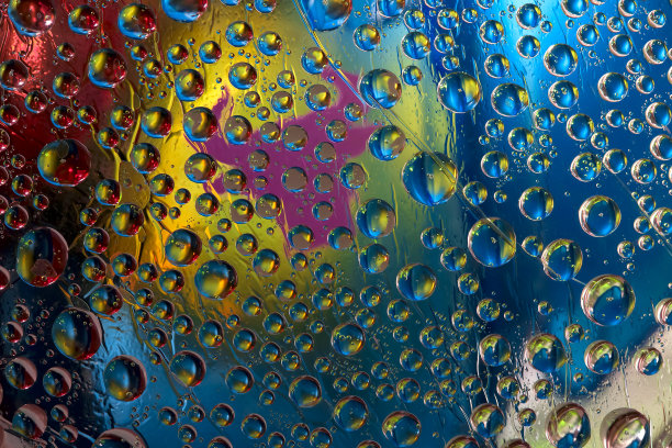 多色球体位于一个彩色的镜像背景与洋红色的剪影公牛。图片下载