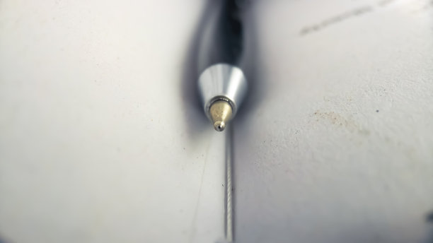 这张图片显示的是圆珠笔的特写镜头图片下载