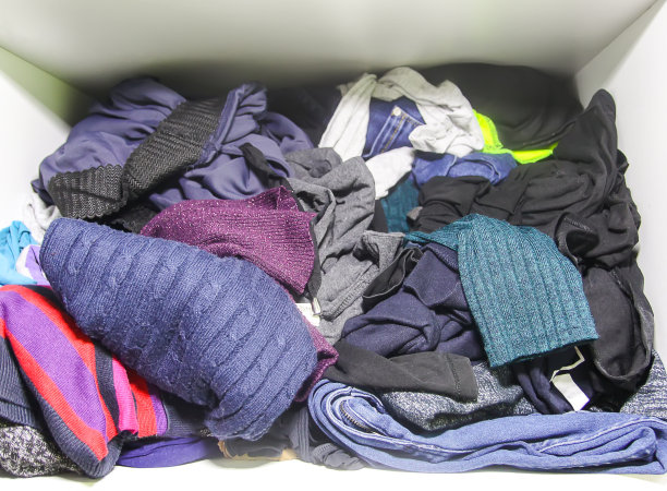 家里的衣柜里有不同的衣服。障碍。图片下载