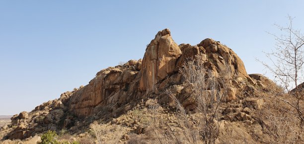 沙漠中的岩石山图片下载