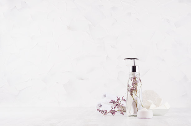 白色优雅的化妆品为身体和皮肤护理轻精致的家庭室内与干花与复制空间。图片下载