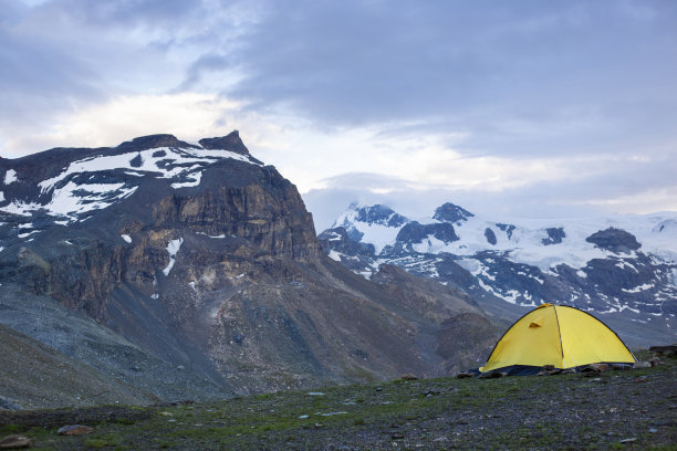 基地营地设置在阿尔卑斯背景在布鲁伊尔Cervinia。十座坐落在阿尔卑斯山的小山上。在高山中露营的游客。图片下载
