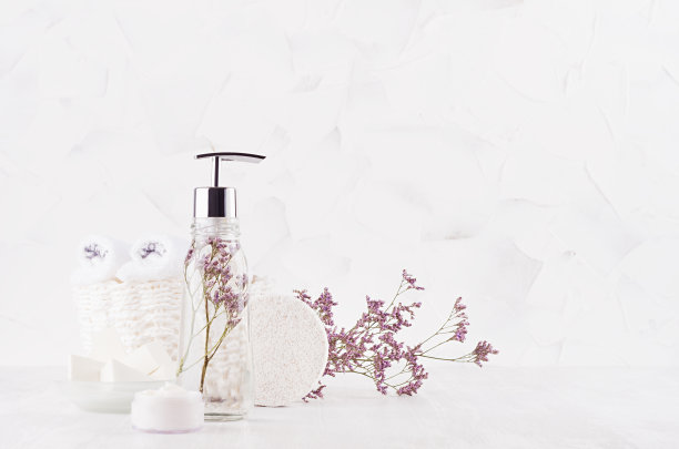 白色化妆品和配件的皮肤和身体护理，芳香疗法和放松与薰衣草嫩枝在白色木板，拷贝空间。图片下载