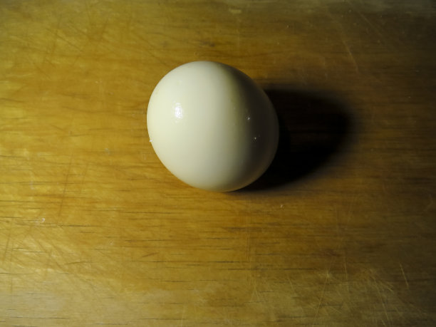 去皮煮鸡蛋在木砧板上图片下载