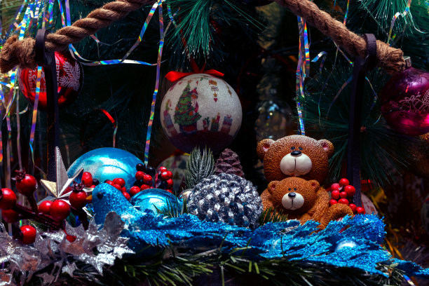 圣诞树上的圣诞球。我们装饰圣诞树。新年。圣诞节。假期图片下载