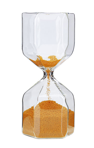 沙漏与金色的沙子孤立在白色的背景图片下载