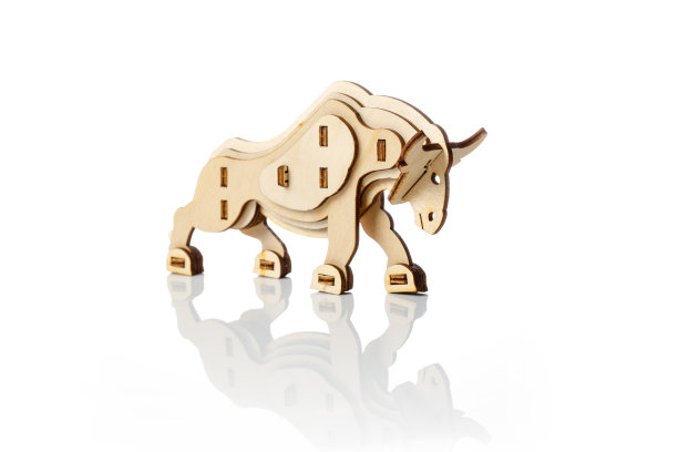 一个玩具木制公牛的小雕像在一个白色的背景与反射。图片下载