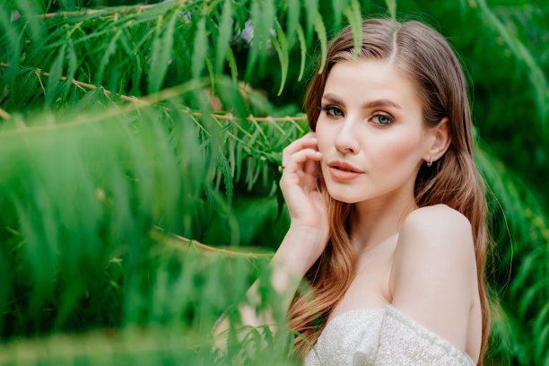 肖像。在绿叶的映衬下，白衣美人，淡眼图片下载