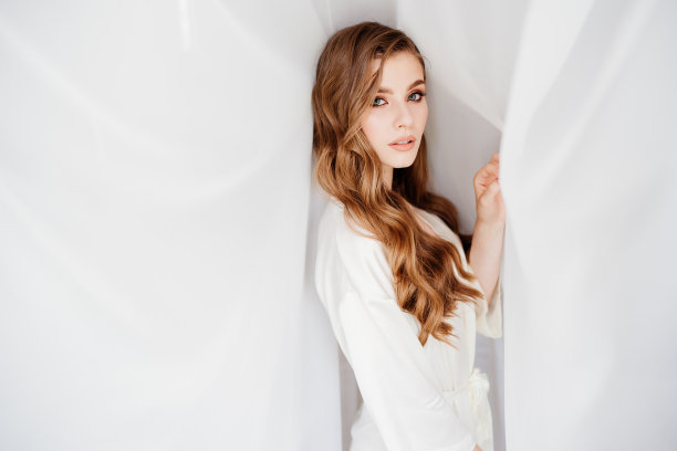 帘下站着一位白袍长发的美丽年轻女子图片下载