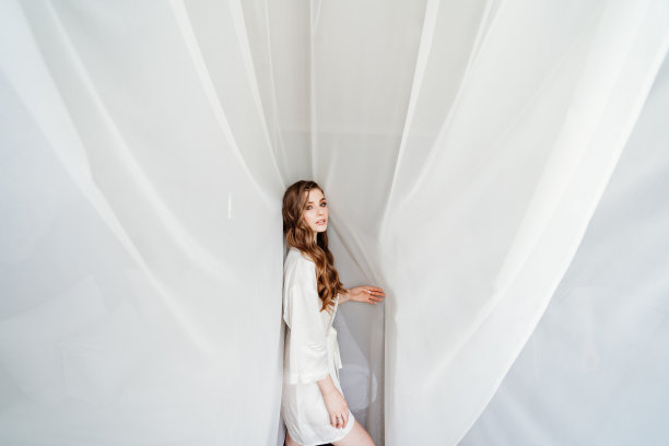 帘下站着一位白袍长发的美丽年轻女子图片下载