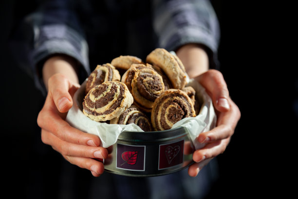 自制的罐头饼干。巧克力烘焙。开胃的,简单的食物。面粉产品。面包和卷。手里拿着巧克力饼干图片下载