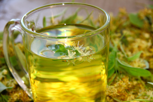 一杯酸橙茶，背景是酸橙花。图片下载