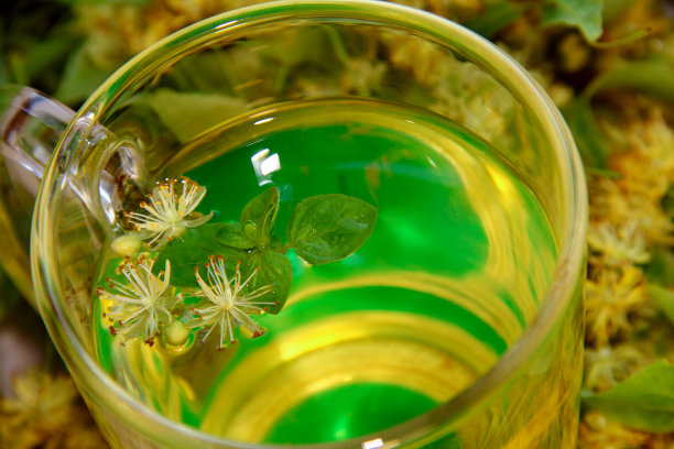 一杯酸橙茶，背景是酸橙花。图片下载