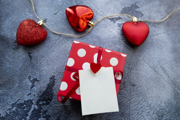 带夹子、礼品盒和红色爱心的白色便签纸图片下载