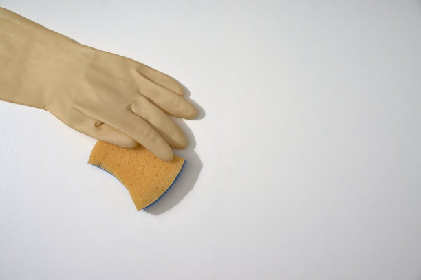 不同表面的清洁装置。为白色背景上的文字或标志留出空白位置。图片下载