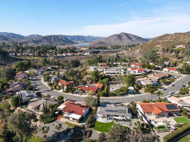 鸟瞰图的住宅社区在山谷与山的背景，圣地亚哥图片下载