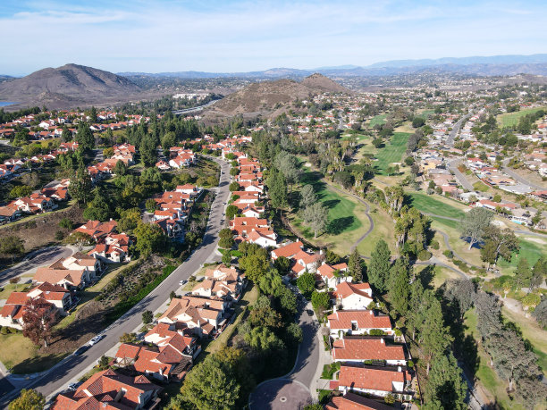 鸟瞰图的住宅社区在山谷与山的背景，圣地亚哥图片下载