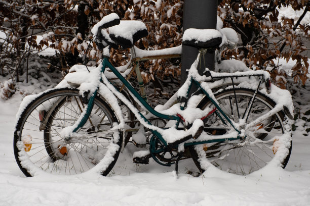新雪覆盖的自行车图片下载