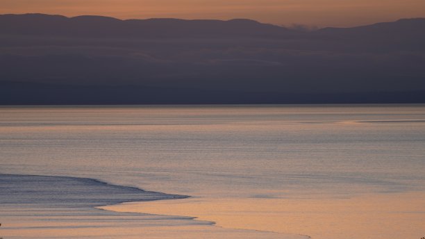 维多利亚岛上的海浪和山脉的日落景色图片下载