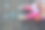 小女孩用粉笔在地上画画。幸福童年的概念。图片下载