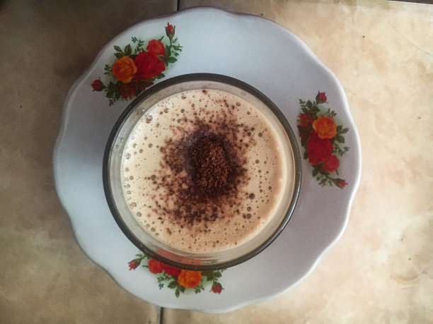 就在桌子上的卡布奇诺上面在莱斯塔里咖啡馆图片下载