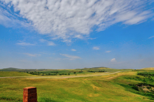 公路-穿过堪萨斯草地的高速公路-堪萨斯图片下载