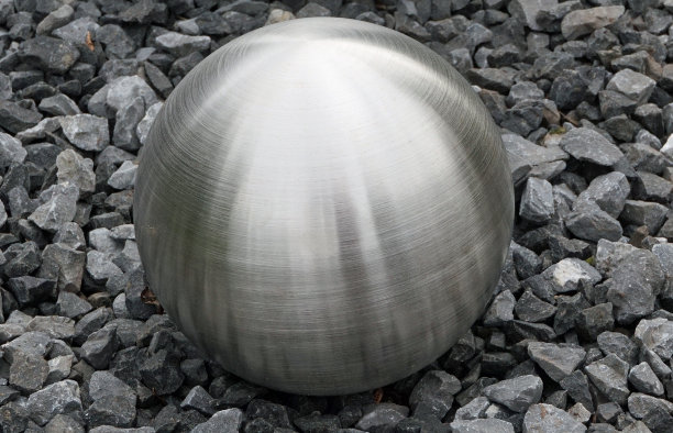 灰色石头上闪亮的灰色钢球图片下载