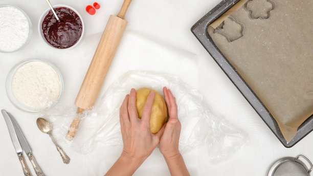 饼干面团靠近厨房的桌子。一步一步的制作酥饼曲奇，烘焙过程图片下载