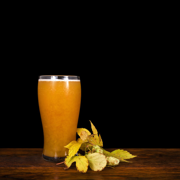 用百香果和天然啤酒花叶酿造的精酿啤酒图片下载