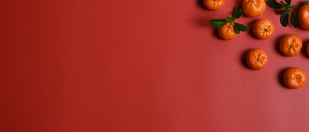 俯视图新鲜成熟的橘子橘子在红色的桌子和拷贝空间。中国新年的传统食物。图片下载