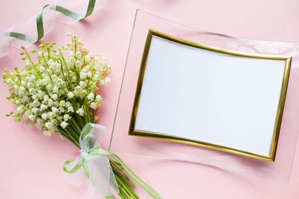 春天的作文。百合花束的山谷和空间的文本图片下载